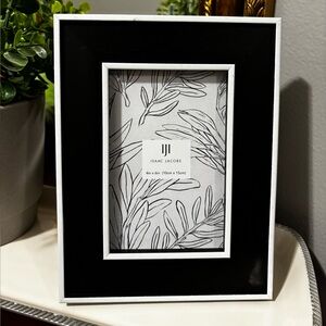 NWT Isaac Jacobs Black and White 
Picture Frame 4 x 6